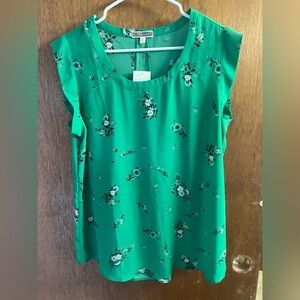 Pleione green floral top Size: L